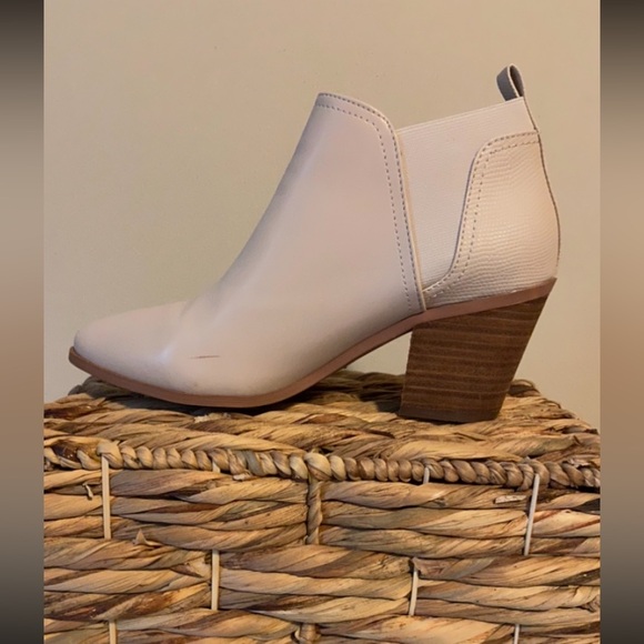 Dolce Vita Ankle Boots - Picture 6 of 8